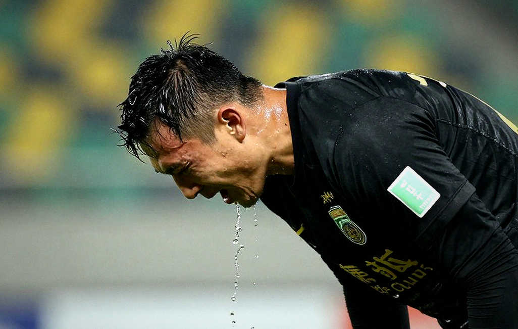 Bong bóng 20 triệu bảng: Vì sao Premier League đang trả giá cắt cổ cho chính mình?