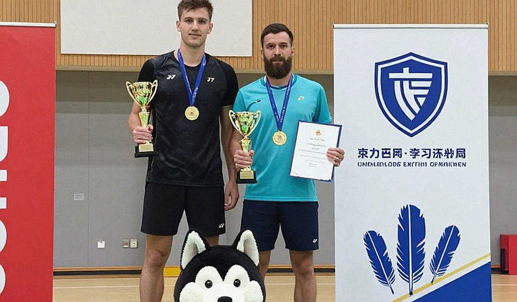Alwi Farhan tập cùng Kento Momota trước Asian Games 2026: Bản đồ chịu đựng của một tay vợt trẻ