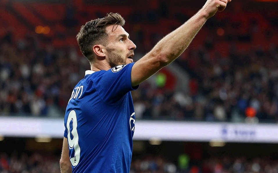 Chiếc máy cắt tóc của Noa Lang và bài toán hạ tầng vô hình ở PSV