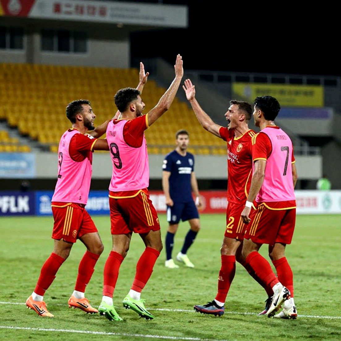 Đọc biên bản kỷ luật V.League: tiếng ồn khán đài và ngưỡng rút thẻ của trọng tài